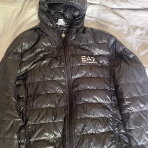 Ea7 Jacka - ea7 jacka inga repor eller smuts den luktar inte äckligt alls.