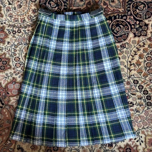 Rutig vintage kjol  - Rutig vintage tartan kjol med spännen på sidan. Justerbar i storleken, knälängd/midi och utmärkt skick! <33 
