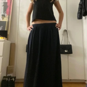 Marinblå långkjol - Jättefin lågmidjad långkjol!