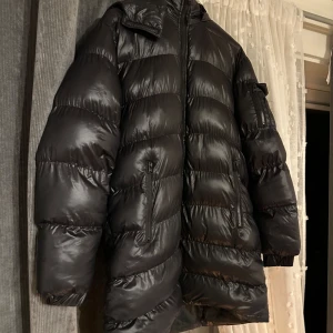 Jacka - Jackan är köpt förra året och inte använt fåtal gånger. Jackan är i bra skick. Storlek M. 