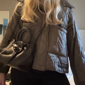 Snygg Höstjacka - Säljer min jättesnygga höstjacka då den inte kommer till användning den är från zara i storlek S