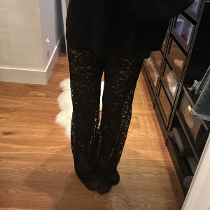 Spetsbyxor inbygga shorts  - Fina spetsbyxor med inbygga shorts. Väldigt långa, lite för långa på mig som är 173cm.