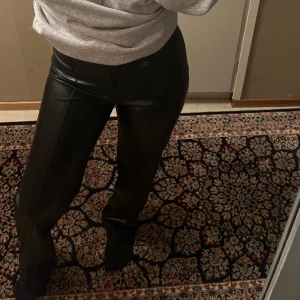 Skinnbyxor  - Helt oanvända raka Skinnbyxor i storlek XS (passar mig som oftast har S) från New yorker! 🖤