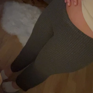 Grå Mysiga mjukisbyxor🩶 - Säljer mina suuuuper gosiga mysbyxor, materialet finns på sista sidan💓