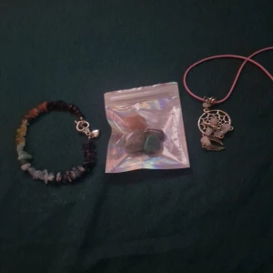 Stenar - Ett halsband ett armband och lösa stenar 