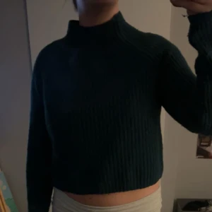 Grön tjocktröja från MONKI  - Säljer mig gröna tjock tröja från MONKI💚
