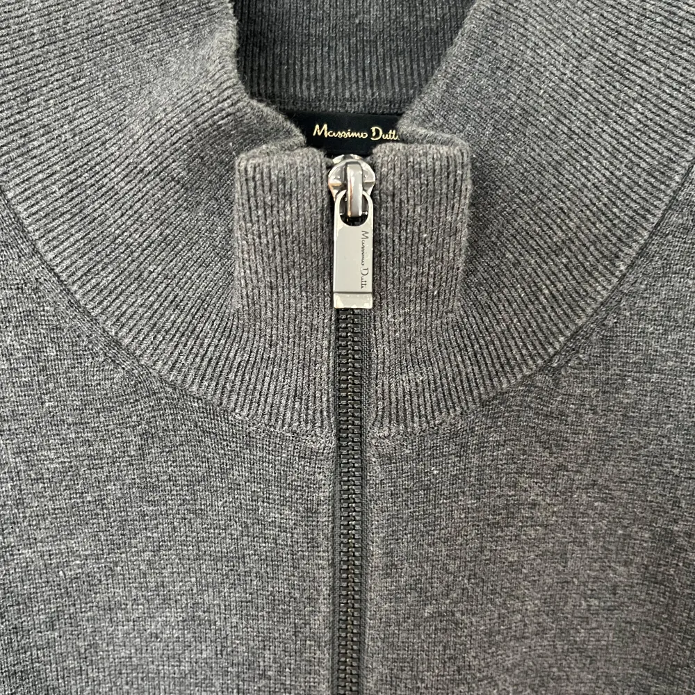 Säljer en grå Massimo Dutti full zip tröja. Storlek L men sitter som en M. Tröjan är i bra skick, dock har  dragkedjan tappat lite färg men inget man tänker på. Pris kan diskuteras!🤝 . Tröjor & Koftor.