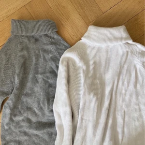 Två ribbade toppar - Långärmade, i fint skick! Strl XS och S men passar även M då de är stretchiga 😊 Från cubus och gina 