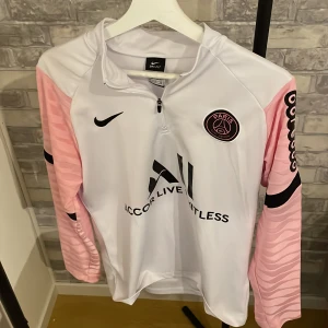 Psg tröja tracksuit - Väldigt fint skick på. Typ alldeles ny! 