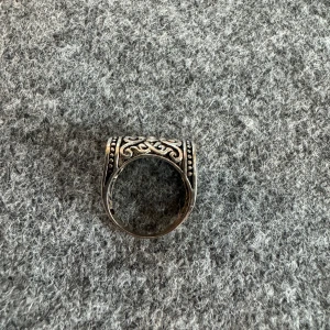 Unik ring - Oanvänd ring i oxiderad metall. Nickelfri 