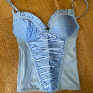 Ljusblå korsett - Fint skick, köpt på Vinted 💗 Storlek B70. Fina detaljer med ett litet hjärta på framsidan (bild 2). 