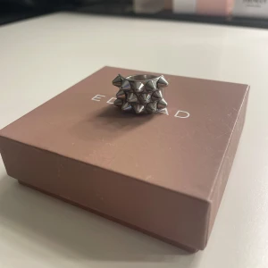 Edblad ring  - Super fin! Köptes förra året och är i jättefint skick💕 strl 16/16,5💕 