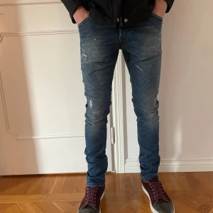 Jack & Jones jeans - Blå jeans med slitningar från Jack & Jones, storlek 30/32, skick 9/10, orginalpris 999kr vårt pris 399kr, skriv om du har frågor ✅🤗