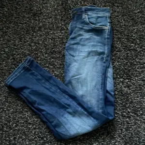 Säljer dessa jack and jones jeans i strlk 29:32, scick 10/10 knappt använda, skriv vid frågoe eller funderingar!