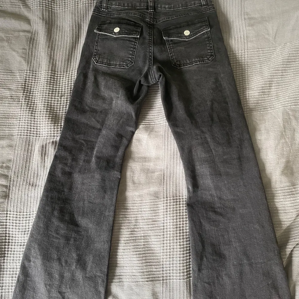 Fina helt oanvända mörka jeans,köpta i augusti och är inte använda alls p.g.a för korta😀köpta från gekås/ullared❤️(själv e jag 158 cm lång). Jeans & Byxor.