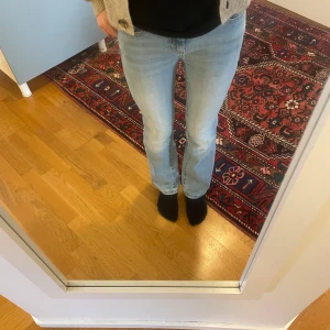 Ljus blåa jeans  - Fina jeans från Cubus😍jag är själv 158 cm lång och dom är på gränsen på mig❤️jeansen har en lite fläck som inte går bort men den är inte så märkvärdig❤️