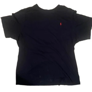 Polo ralph lauren t-shirt - Säljer nu denna snyga ralph lauren tshirten. Mörkblå, skick nästan helt ny använd fåtal gånger. Skriv om du har frågor!