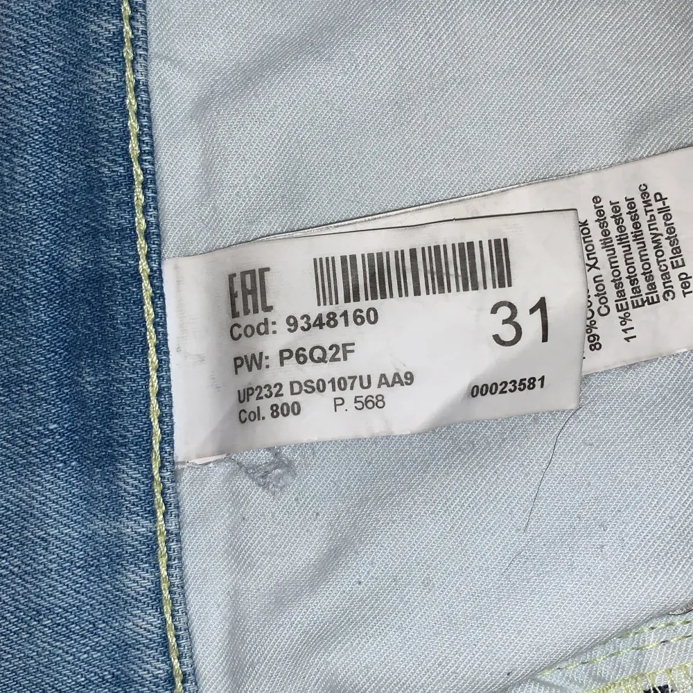 Säljer ett par ljusblå Dondup jeans i storleken 31, köpta runt 3400kr och mitt pris är 1079kr. Modellen heter George skinnet fit. Skriv vid minsta fundering.. Jeans & Byxor.