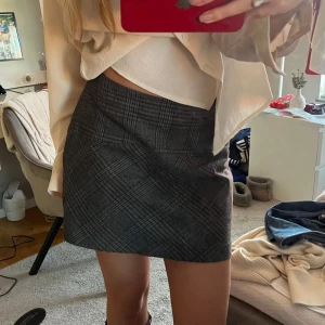 Rutig kjol - Perfekt till halloween om man ska vara schoolgirl eller gossip girl karaktär men också till vardags med mysig stickad tröja och höga boots💕❤️ dragkedja i sidan och super mjukt material