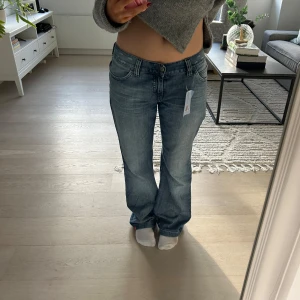 Snygga jeans  - Så coola lågmidjade jeans! Köpte nyss men var för stora för mig ❤️ jätte fin kvalité och färg! 