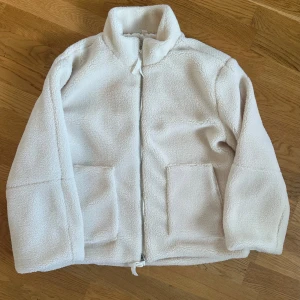 Teddyjacka - Beige teddy jacka som likar den utsålda från HM!  Helt ny och aldrig använd då den var för liten för mig😔Storlek M men liten i storlek, skulle säga som en s/xs.  OBS Märke: merley stockholm (fanns inte att välja)    Hör av er vid frågor!❣️