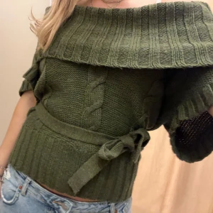 Stickad offshoulder  - Supersnygg stickad T-shirt med off shoulder och knytband som kan knytas både fram å bak💚 Perfekt till hösten.