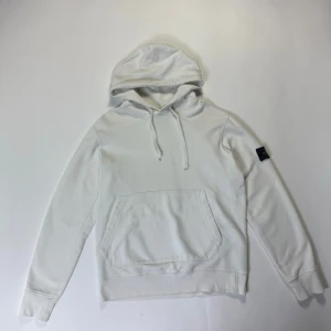 Stone Island hoodie - Stone Island hoodie Färg:vit Skick:8/10 finns små fläckar vid mag fickan syns inte så mycket men syns vid ljus Storlek:Large 300+ recensioner finns Vid frågor eller funderingar skicka ett pm