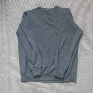 En fin vanlig grå sweatshirt från primark, Storleken sitter som en M. Väldigt fint skick! För men  #baggy #jeans #cool #opium #drain #sweater #sweatshirt #kjol #dress #modern #mode #women #men #clothing #primark