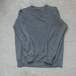 Primtak sweatshirt M for men - En fin vanlig grå sweatshirt från primark, Storleken sitter som en M. Väldigt fint skick! För men  #baggy #jeans #cool #opium #drain #sweater #sweatshirt #kjol #dress #modern #mode #women #men #clothing #primark