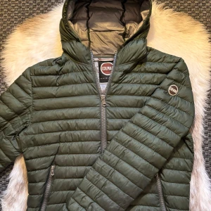 Colmar jacka - Hej säljer nu min fina Colmar jacka i storlek L. Den är i nyskick och kommer vara otroligt snygg i höst/vinter. Nypris cirka 4000kr! Vi kommer att sälja liknande produkter nu närmare vinter så glöm inte följa profilen!🌊🍾