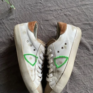 Philippe Model  - Säljer ett par Philippe model i strl 41 men passar en stor till, skorna har en liten skada längs bak på sulan men syns inte bakifrån. Vid mer frågor är det bara att höra av sig.