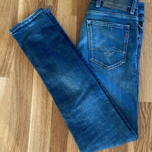 Replay Jeans - Skit snygga/trendiga replay jeans i 7/10 skick. Hör av er vid diskution om pris och frågor om storlek👍✅