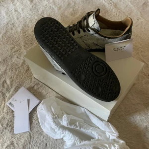 Maskin Margiela skor  - Ett par unika Maison Margiela skor, köpte för 5 000 kr helt nya, lågt pris med tanke på att de är såpass använda o lite creasade, hör av er vid frågor och funderingar! 