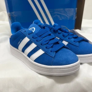 Adidas campus 00 blå, strl 37 2/3 - Helt nya oanvända campus som är för små.