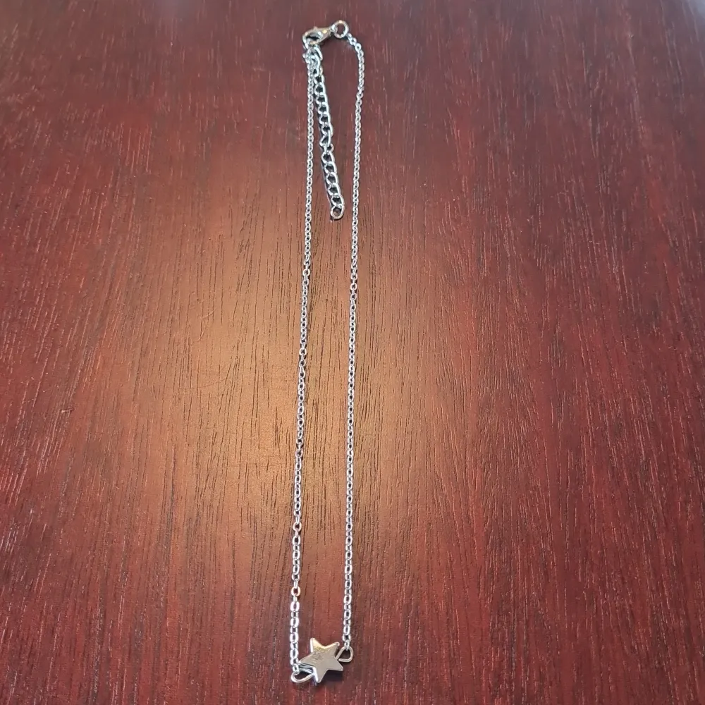Nytt Halsband med stjärn hänge Mått: Längd: 41,5 cm + 7 cm Pris: 40:-. Asusteet.