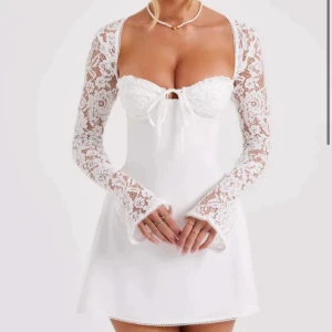 Studentklänning  - Säljer denna fina studentklänning i L också🩷Passade inte mig så den är i nyskick, bara provad 1 gång. Är storlek L men passar en M också då den är liten i storlek