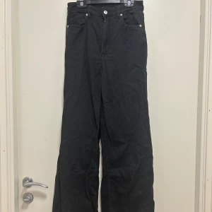 Svarta jeans  - Svarta high waisted jeans. Kan vara lite sega i dragkedjan men löser det vid intresse!