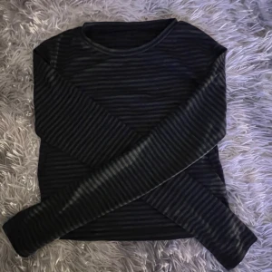 Magtröja - Snygg magtröja som man kan ha ett vitt linje under. Ger väldigt mycket 2000s vibes. Den är mörkblå och grå i färgen 