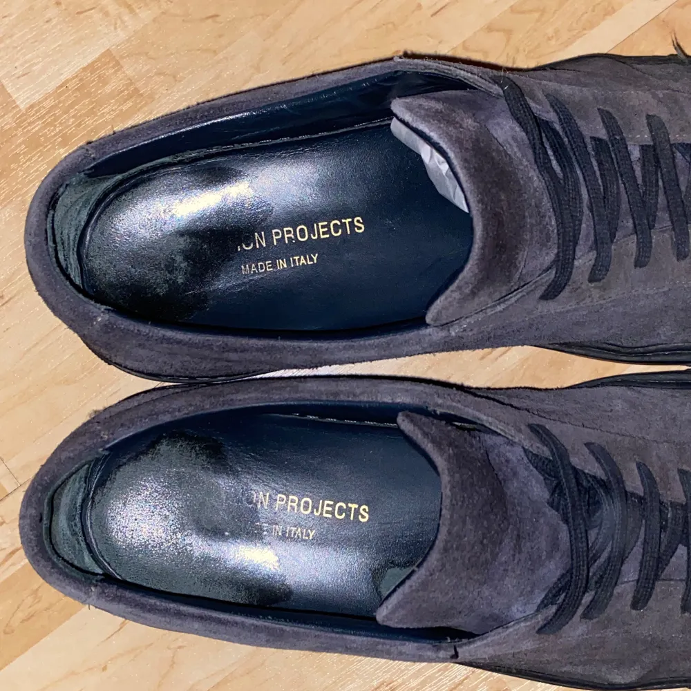 Riktigt snygga mocka skor som kan änvändas som kostym skor. Märke: common projects. Skor.