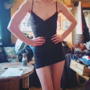 Den dubbel svarta  - Här har vi den! den lilla svarta fast dubbel svarta. Såhär ligger det till. Denna super söta och heta lilla svarta spets klänning är väldigt kort och visar hela din figur men det går oxå att använda som ett linne ist. Himla smidigt och praktiskt och snyggt! 