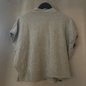 Stickad t-shirt - Säljer denna stickade t-shirt ish tröjan från monki som sitter ganska fint på men ser lite konstig ut på bild. Skriv för fler bilder/frågor❤️