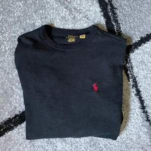 Ralflauren longsleeve - Säljer nu min polo longsleeve i modellen ”classic fit” för att den inte passar längre. Den passar perfekt för den som är 165 - 185 cm i längd. Skicket på plagget är 9,5/10. Ny pris är 1099kr och mitt pris är 599kr kom provat för frågor 🤩🤩