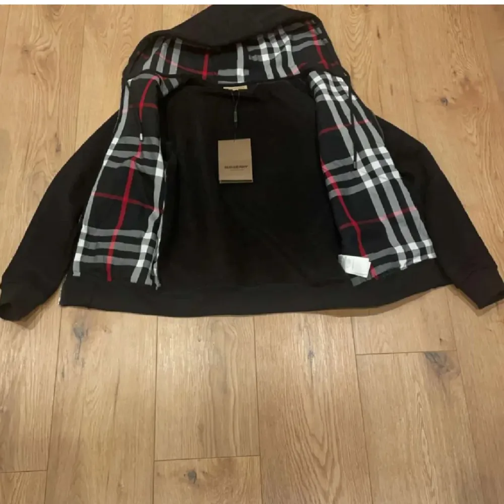 Burberry hoode i storleken Medium Helt ny altså inga fläckar hål eller skador  Taggen i nacken sitter fortfarande på Frågor tas i dm. Hoodies.