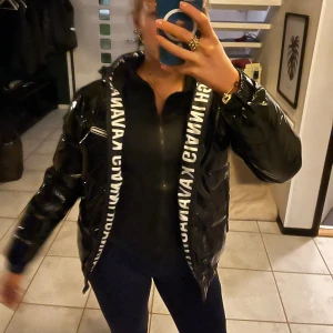 Vinterjacka - Säljer denna fina glansiga vinter jacka på grund av att den inte används och har använts max 2 gånger. Säljs inte längre på sin egna hemsida.