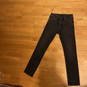 Svarta Jack & Jones jeans - Ett par jeans som är i mycket gott skick. Använda ett fåtal gånger så är så gott som nya. Passform slim. Nypris ca 1200kr