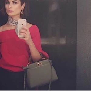 Röd topp  - Snygg topp från Pinko. Färg: röd. Storlek: 34. Jag är 168 cm.  Använt sparsamt. Köptes i Frankrike för ca 4 år sen. Nyköp: ca 1500kr. Ditt pris nu: 380kr. Du står för frakt. Jag varken röker eller har pälsdjur 