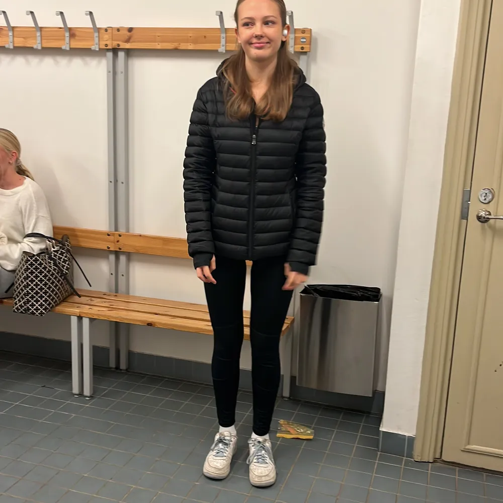 167.5cm lång, frisk (men en liten ögoninflammation) kanske lite autistisk…. Skjortor.