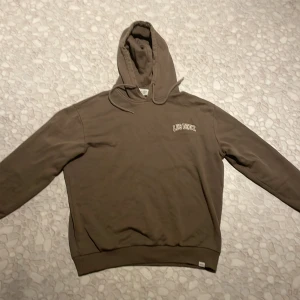 Les deux hoodie - Säljer nu min les deux hoodie i gott skick, då den inte är min smak längre. Tröjan är i storlek M och är inköpt för 1400. Frågor och pris kan diskuteras.