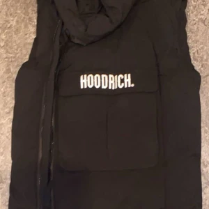 Hoodrich väst. - tjena säljer min hoodrich väst eftersom den inte används, skicket är nästintill nytt bara använd några gånger, en skön och varm väst att ha till hösten-vintern, passar folk som är 160-175 ish.