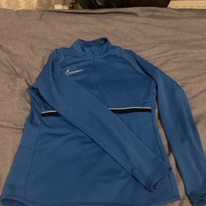 Nike zip tröja - Säljer denna Nike zip tröja som endast var testad